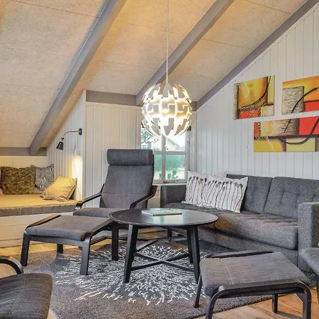 Three-bedroom In Hvide Sande *