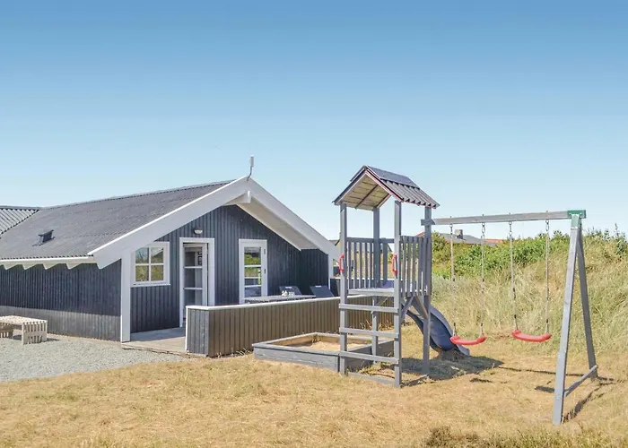 Дом отдыха Three-bedroom In Hvide Sande