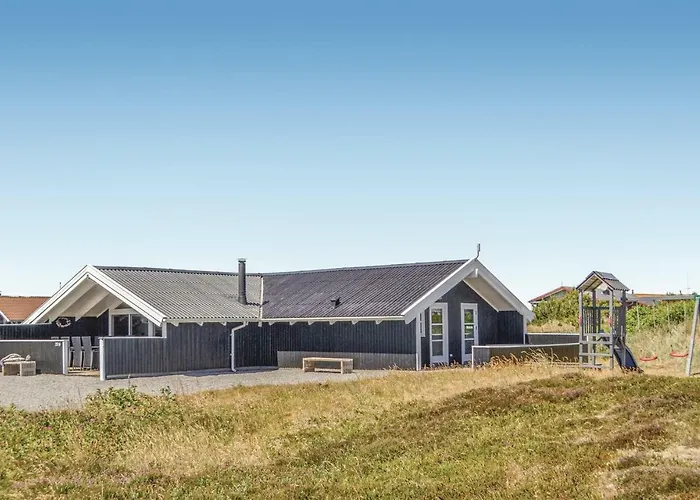 Дом отдыха Three-bedroom In Hvide Sande *