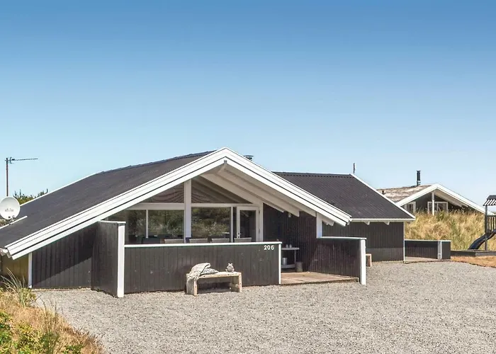 Three-bedroom In Hvide Sande