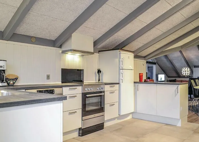 Дом отдыха Three-bedroom In Hvide Sande *