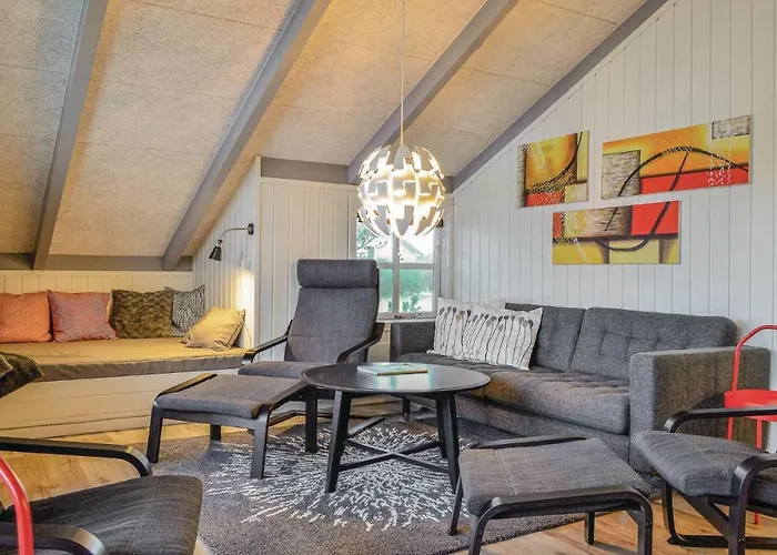 Three-bedroom In Hvide Sande *